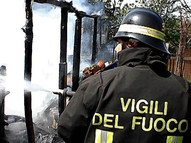 Tenta di spegnere un incendio: muore un 50enne