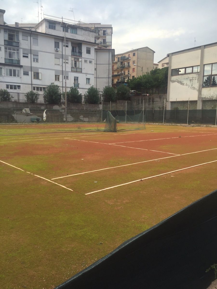 Campi da tennis di Pontepiccolo, il consigliere Corsi: “Inaccettabile stato di abbandono”