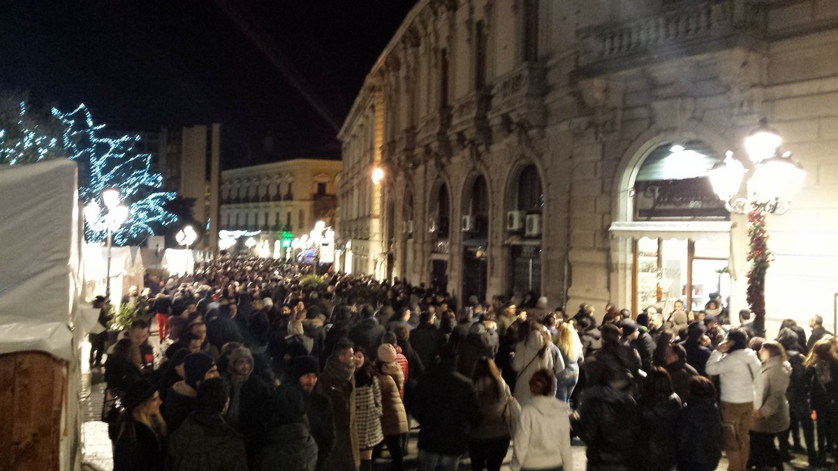 Un fiume di gente ha invaso il centro storico per festeggiare il capodanno