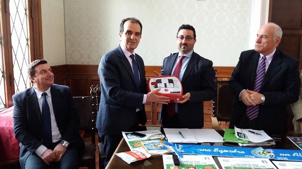 Il presidente della Provincia di Catanzaro, Enzo Bruno, consegna un defibrillatore all’Associazione nazionale allenatori Calabria