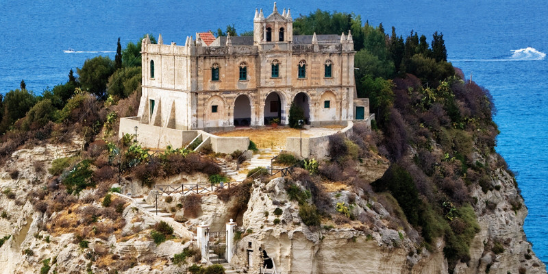 Trovati reperti archeologici durante lavori in una chiesa a Tropea