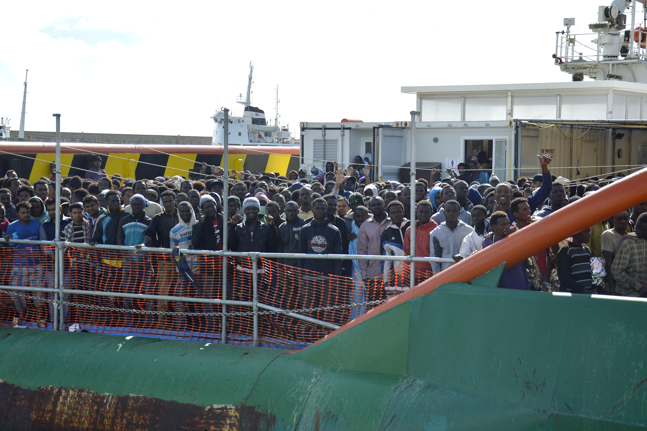 Arrivata a Crotone nave con le 601 persone soccorse al largo della Libia