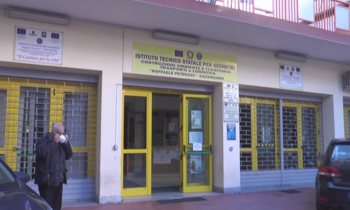 Scuola a Catanzaro, niente lezioni al “Petrucci”: sospetto creolina