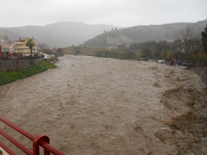 Fiumi esondati e frane, persone soccorse nel Reggino