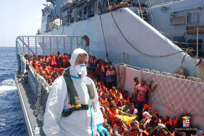 Migranti: in 472 a Reggio Calabria, nasce bimba durante salvataggio