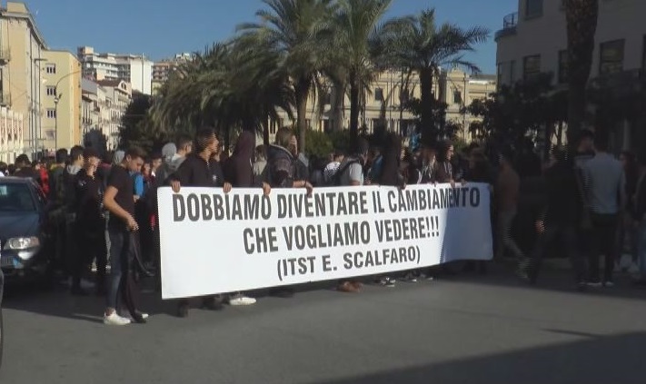 Alternanza scuola-lavoro, studenti in piazza a Catanzaro