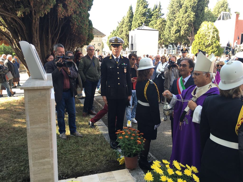 Celebrazione dei defunti / Al cimitero monumentale di via Paglia scoperta stele in memoria dei vigili urbani caduti in servizio