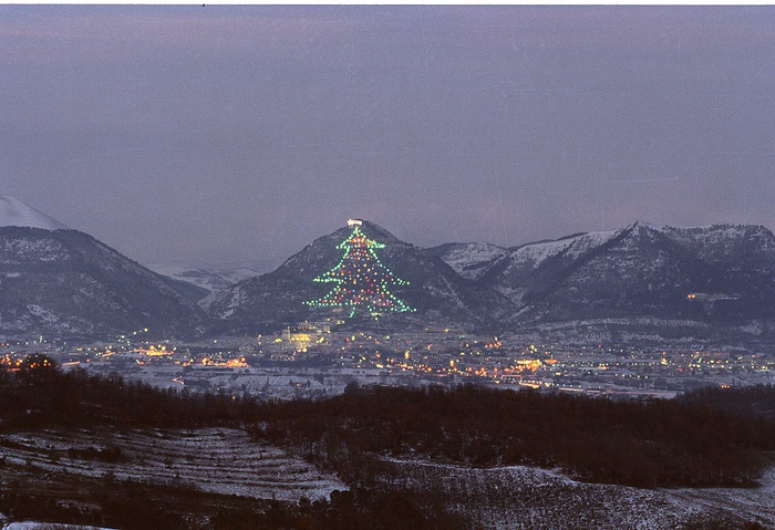 Acceso dallo spazio l’albero di Natale più grande del mondo