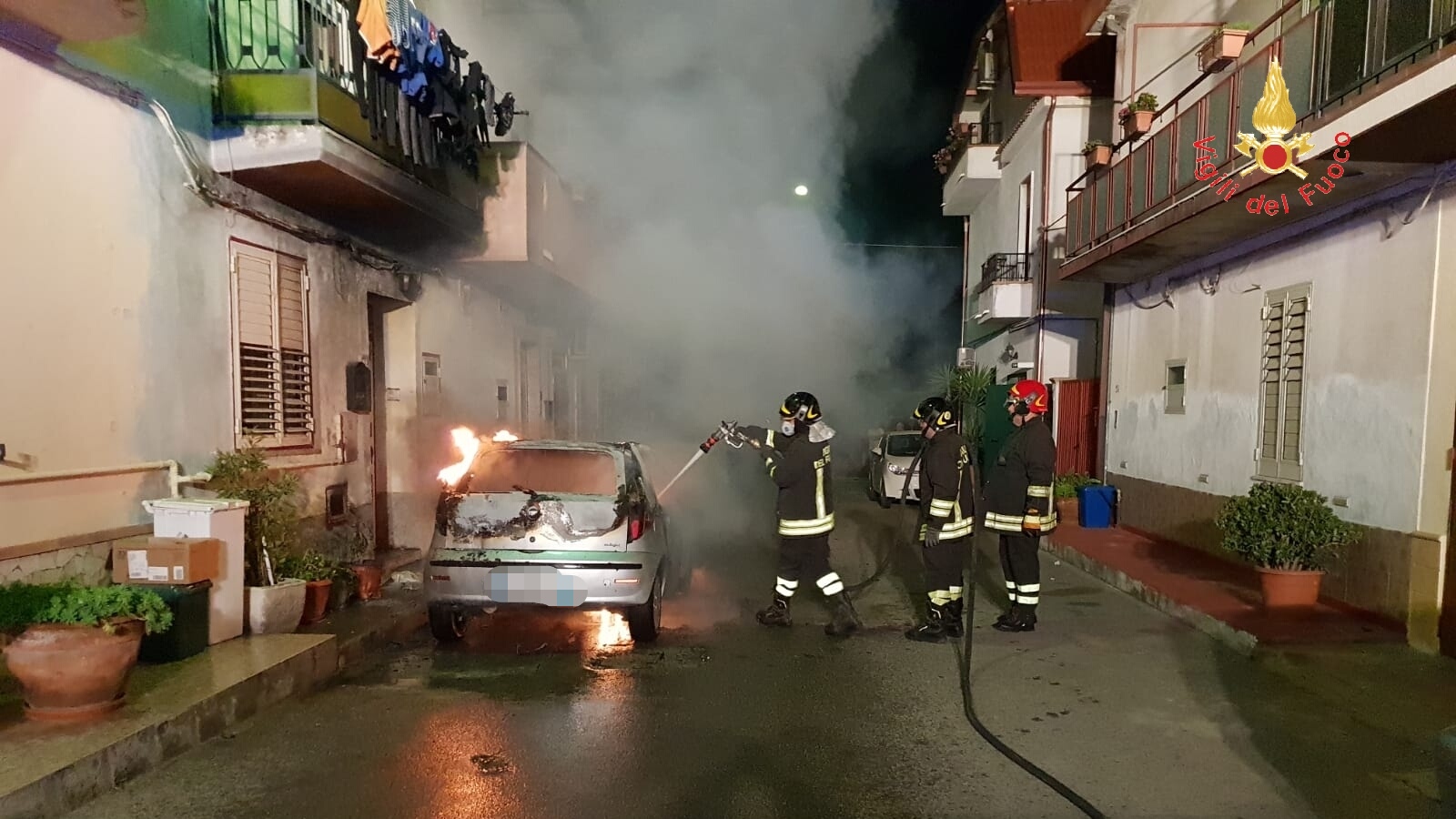 Auto distrutta da un incendio nella notte a Botricello