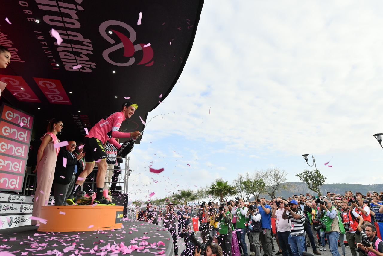 Giro d’Italia in Calabria/ Sam Bennett vince la volata di Praia a Mare, Simon Yates ancora maglia rosa (Video)