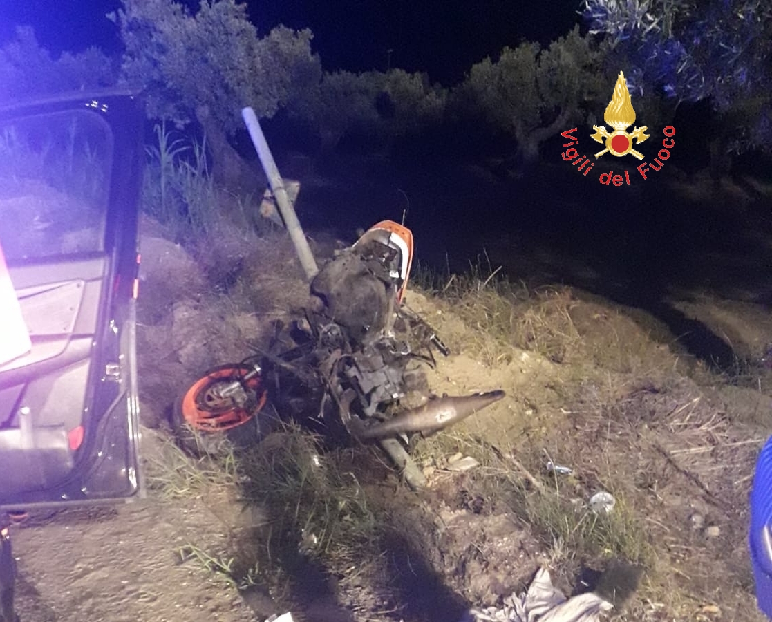 Scontro auto-scooter sulla Ss106 a Cropani, morto un diciottenne