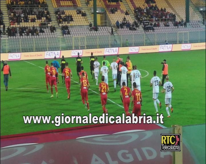 CALCIO, SERIE C/ NAUFRAGIO CATANZARO, JUVE STABIA IMPLACABILE, E’ 0-3 PER LE VESPE