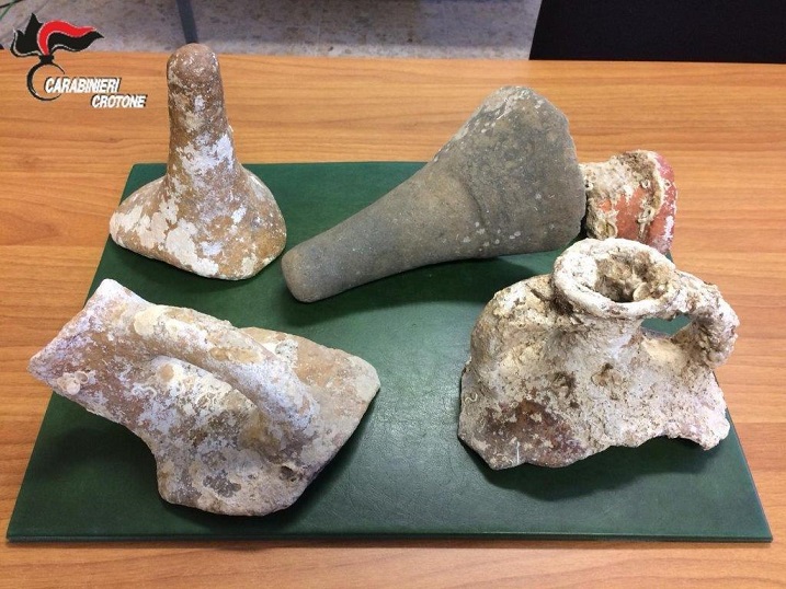 Deteneva illegalmente reperti archeologici, denunciato