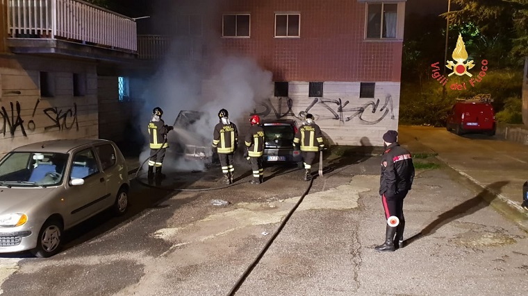 Auto distrutta da un incendio nella notte a Catanzaro