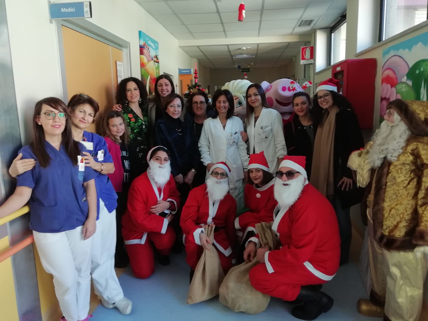 CATANZARO/ DONI E SORRISI DI AMMI ED INTERACT CLUB DI CROPANI AI BIMBI DEL REPARTO DI PEDIATRIA