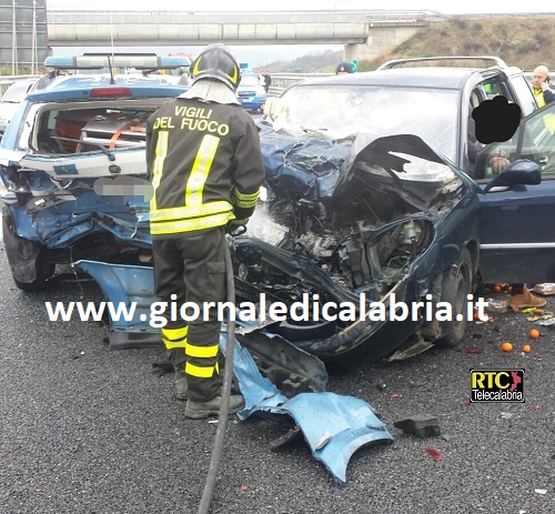 GdC Cronaca/ Auto contro pattuglia Ps su A2, illesi due agenti