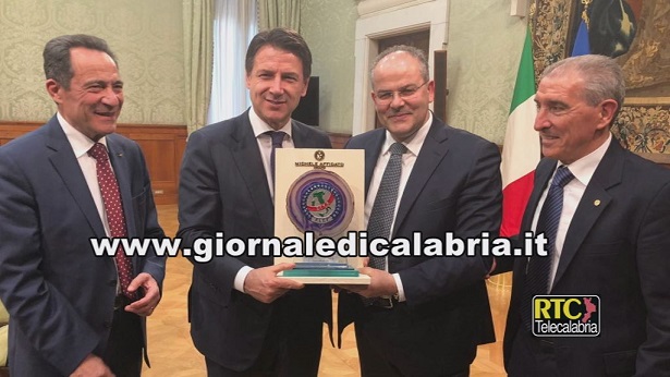 Al Premier Conte un riconoscimento della FITP realizzato dal maestro orafo calabrese Michele Affidato