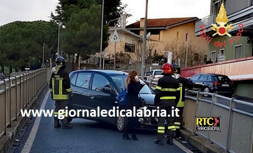 Catanzaro, auto contro guardrail in via Gioacchino da Fiore, illesa la conducente