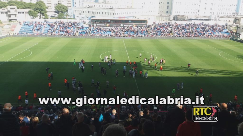 Calcio, serie B/ Crotone-Ascoli 3-0, i rossoblu festeggiano la salvezza