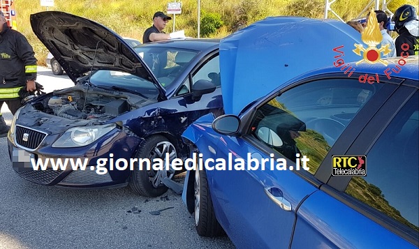 Incidente stradale a Simeri Crichi in contrada Merano, due feriti lievi