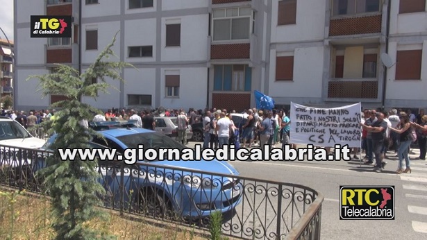 Catanzaro, manifestazione dei precari e tirocinanti Csa davanti alla sede Inps