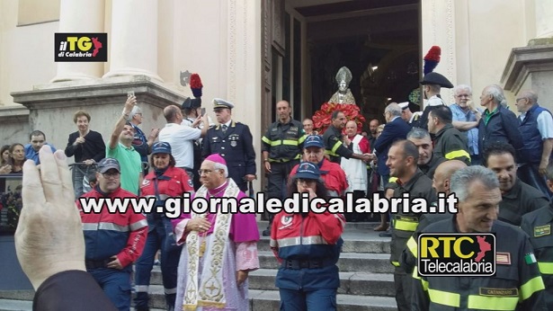 Catanzaro/ La pioggia si ferma, partita la processione di San Vitaliano (Fotonotizia – servizio RTC)