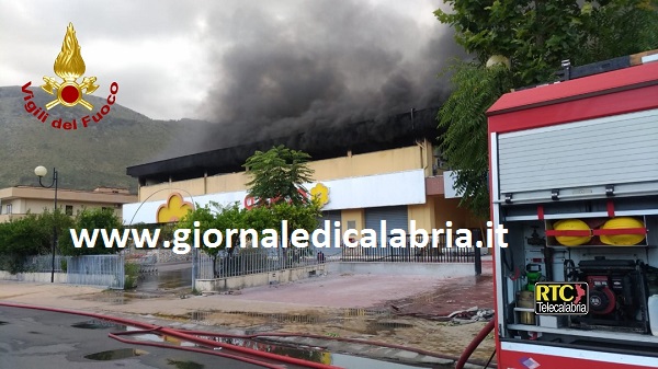 Magazzino commerciale in fiamme a Praia a Mare