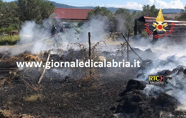 Squillace, incendio in località Mandrella