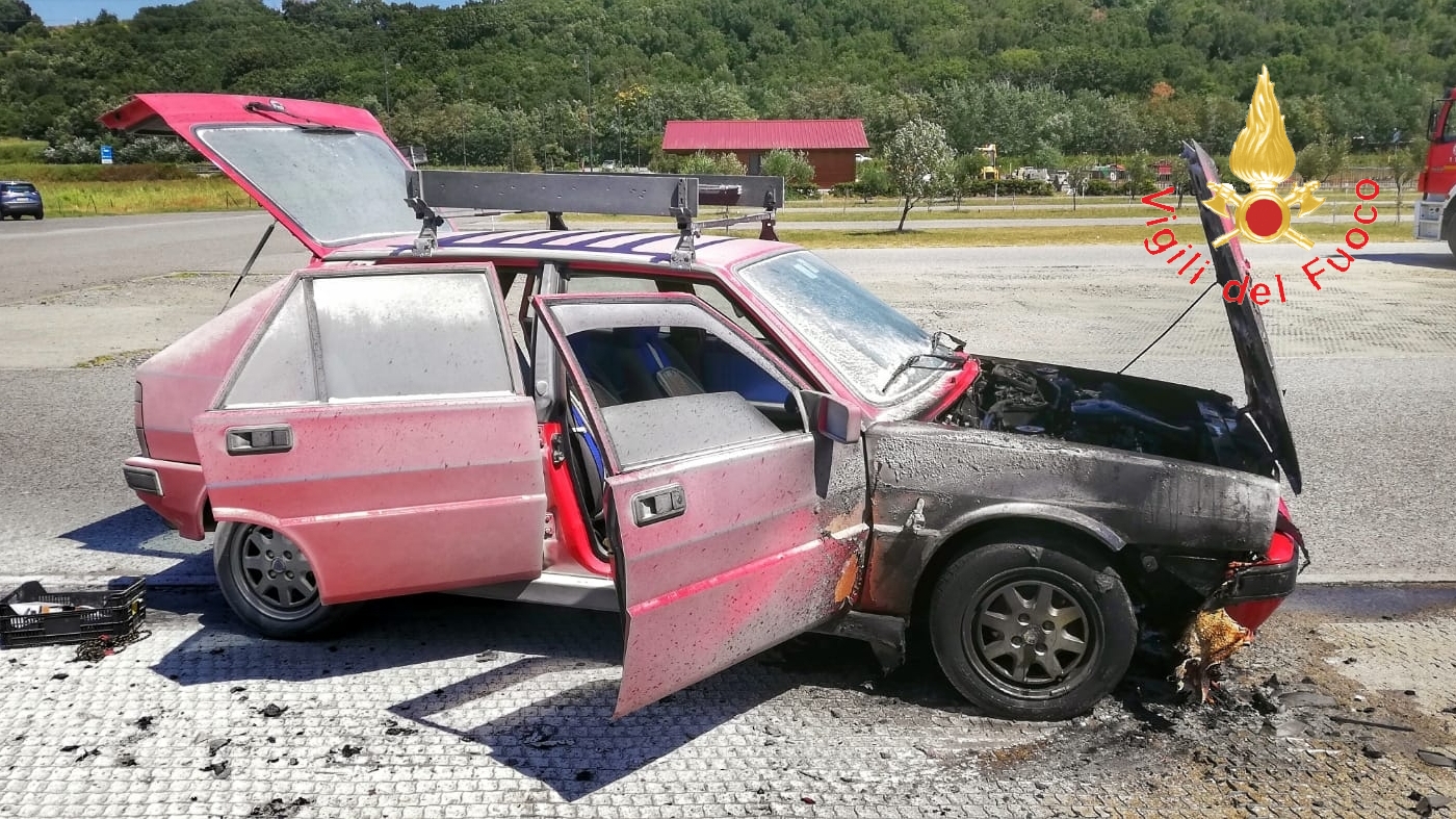 Maida, incendio di un’autovettura parcheggiata nel parco commerciale