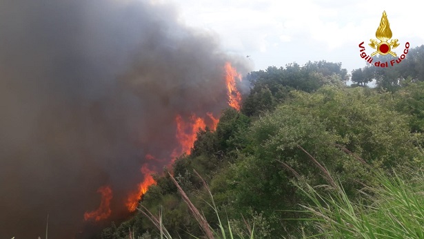 Fossato Serralta, grosso incendio in località Colle del vento