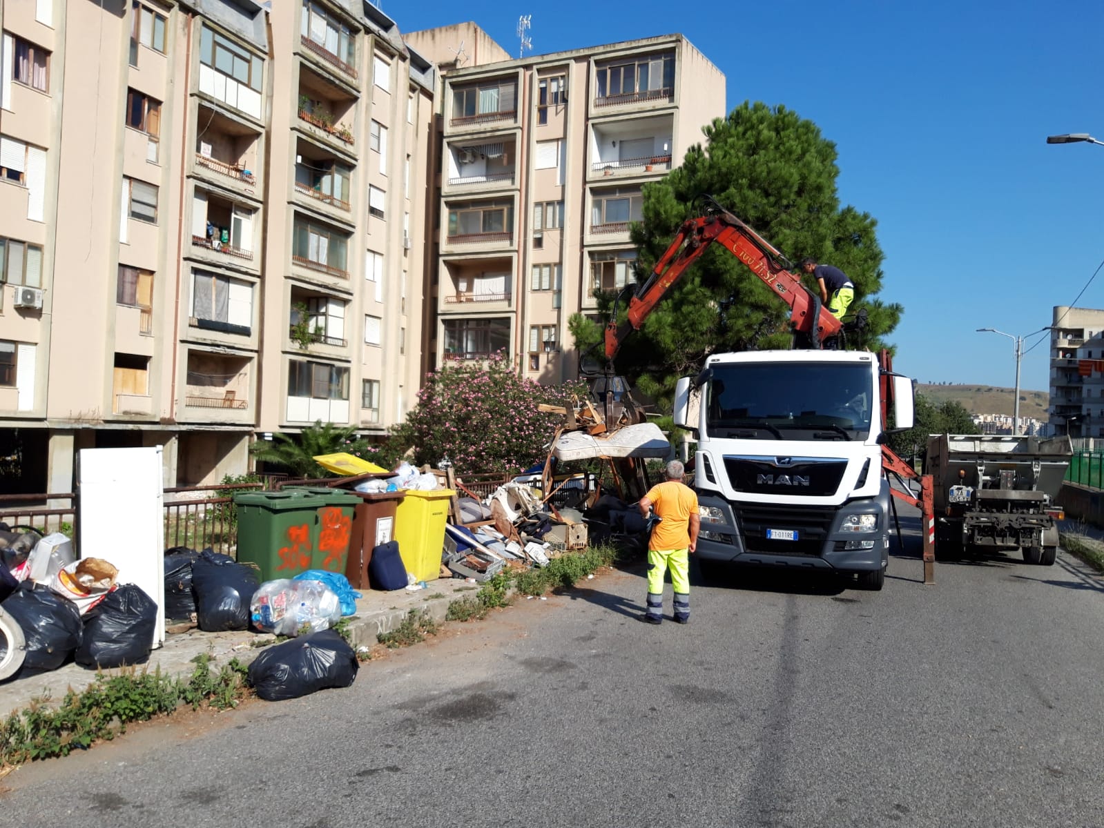 Catanzaro, Abramo: “Attivata task force in località Aranceto per rimuovere rifiuti e auto abbandonate per strada”