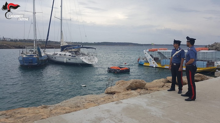 Rubano natante usato per sbarco migranti, 2 arresti a Isola di Capo Rizzuto