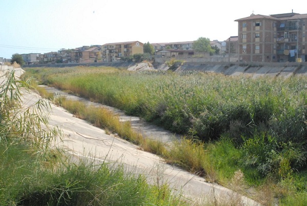 Abusivismo a Crotone, avviata la demolizione dei fabbricati lungo il fiume Esaro