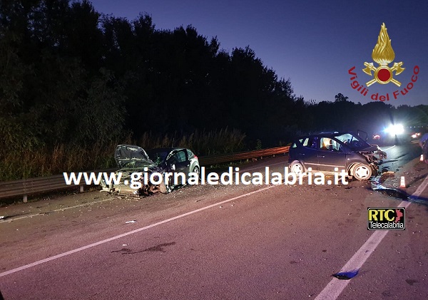 Scontro all’alba sulla 106 a Isola Capo Rizzuto, due feriti