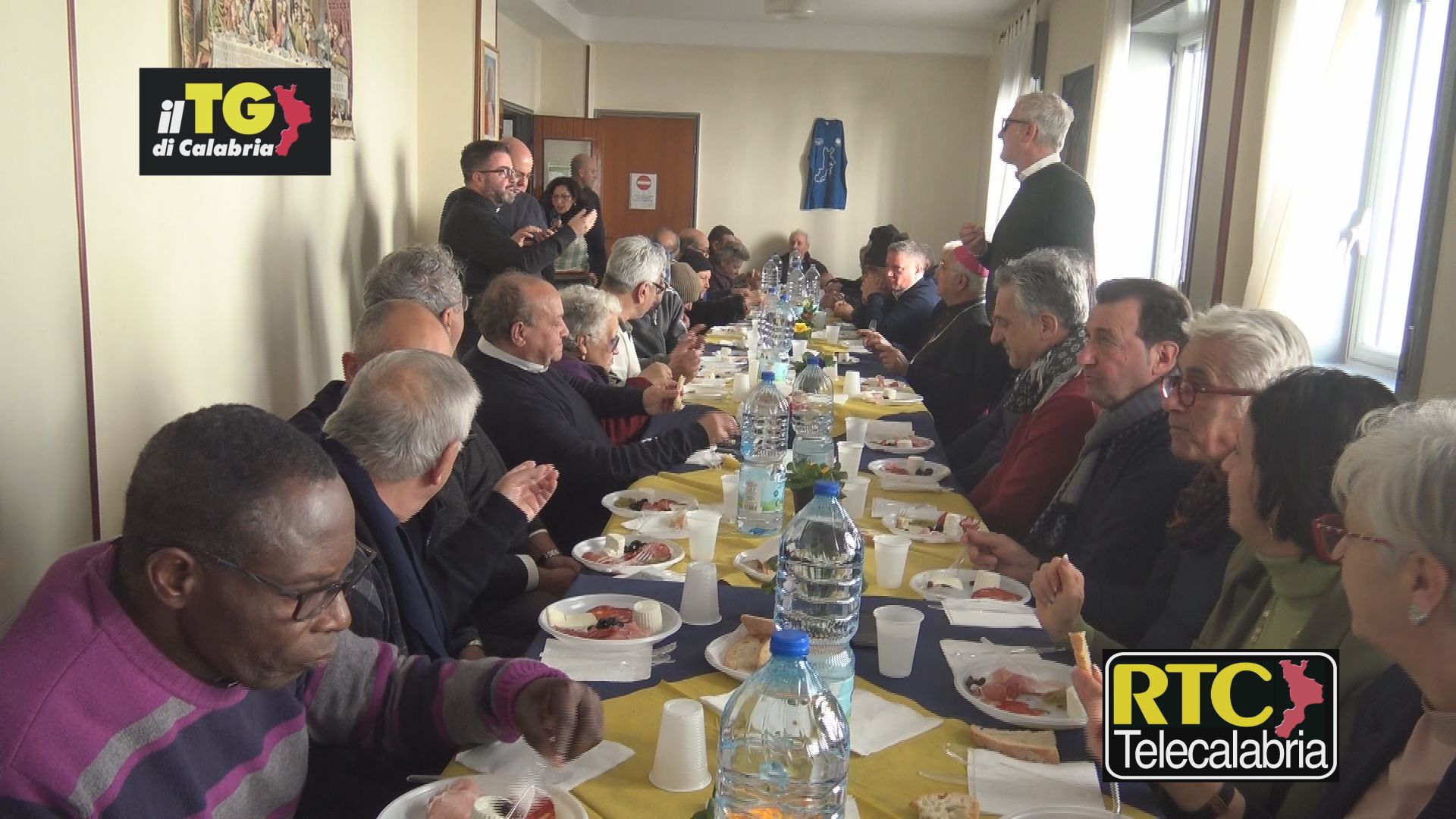 Catanzaro, Bertolone partecipa al pranzo tra imprenditori, associazioni e bisognosi nella parrocchia Madonna di Pompei:”Aiutare i poveri è glorificare il Signore”