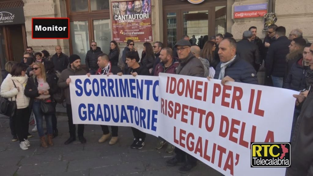 Catanzaro, protesta di infermieri, Oss ed idonei ai concorsi (VIDEO)