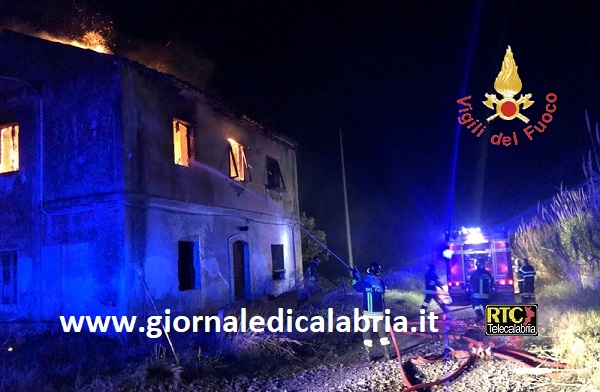 Catanzaro, incendio in un casolare abbandonato nella notte in località Aranceto, intervento dei vigili del fuoco