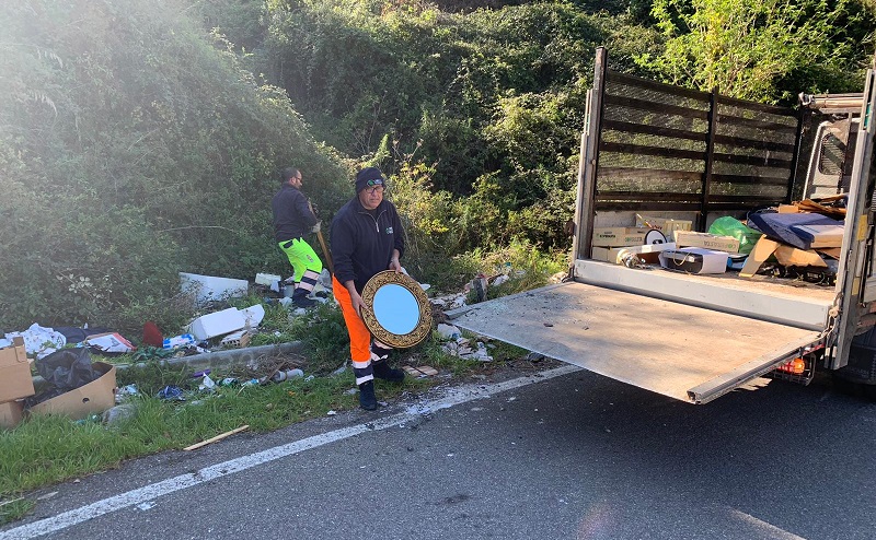 Catanzaro, ripulita discarica abusiva a cielo aperto in via Corrado Alvaro