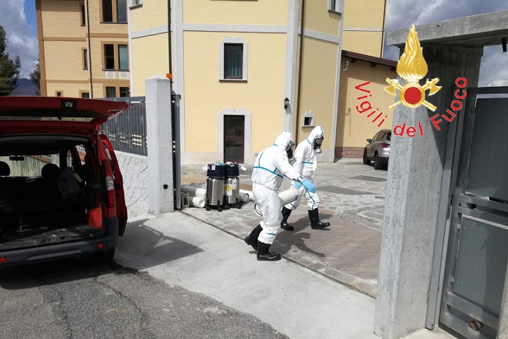 Chiaravalle, i Vigili del fuoco consegnano medicinali e bombole di ossigeno alla Domus Aurea