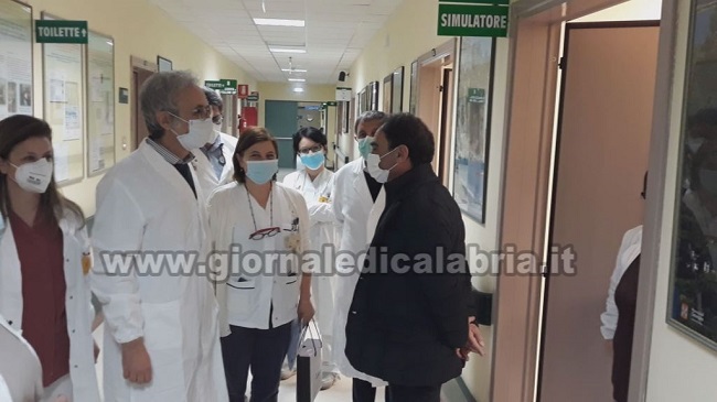 Catanzaro, Abramo visita il presidio Ciaccio-De Lellis: “Grazie a tutto il personale sanitario”