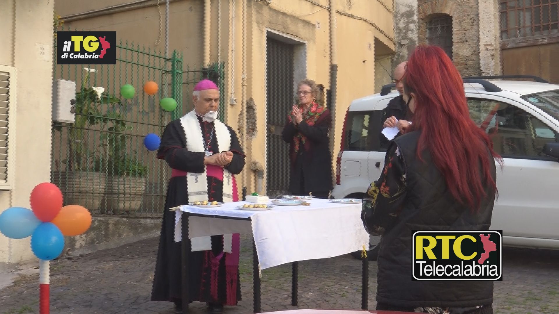 Catanzaro, l’arcivescovo Bertolone prega con gli abitanti del rione Maddalena: “Dobbiamo avere forza”  VIDEO