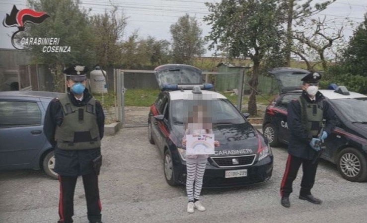 Coronavirus/ Belvedere Marittimo, bimba consegna un disegno ai Carabinieri, scatta l’applauso