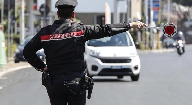 Tenta di evitare il controllo e prende a calci un carabiniere, un arresto a Corigliano Rossano