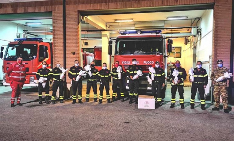 Crotone, i Vigili del fuoco regalano uova di Pasqua ai bimbi ricoverati