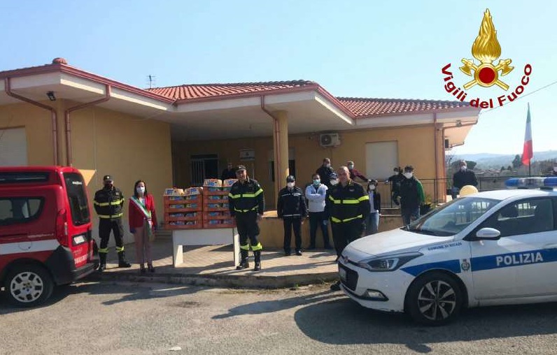 I Vigili del Fuoco del Comando Provinciale di Vibo consegnano le colombe solidali dell’Unicef