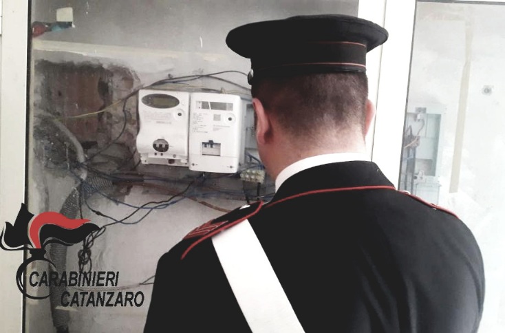 Catanzaro, furto di energia elettrica: un arresto e due denunce dei carabinieri