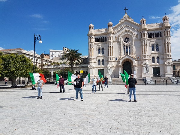 Reggio, manifestazione delle Mascherine Tricolori in piazza Duomo