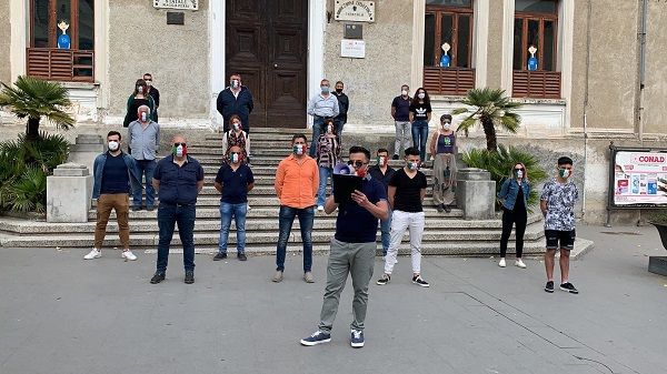 “Mascherine tricolori” in 70 piazze italiane. Anche in Calabria