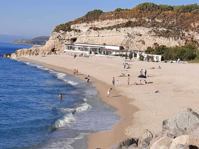 Fase 2/ Vibonesi si riappropriano dei luoghi dell’estate, gente in spiaggia e ai tavolini delle località turistiche