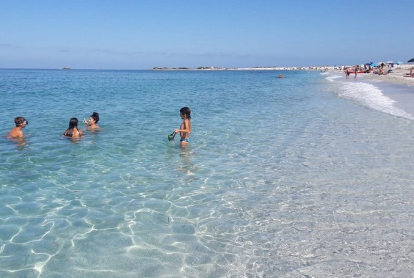 Iss: “Fare il bagno in mare senza paura di essere contagiati si può”